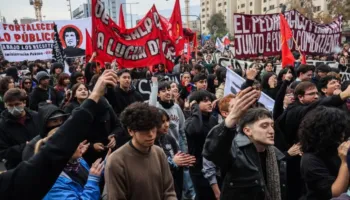 25 të plagosur pas përleshjeve në protestën e studentëve kundër masave shtrënguese në Kili