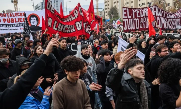 25 të plagosur pas përleshjeve në protestën e studentëve kundër masave shtrënguese në Kili