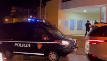 30 minuta ndjekje në Ksamil, “i kërkuari” arrestohet pas përplasjes me automjetet e policisë