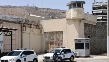 48 vjeçari i dënuar për drogë arratiset nga burgu i Koridhalos në Greqi, arrestohen dy punonjës
