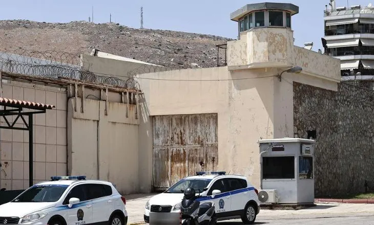 48 vjeçari i dënuar për drogë arratiset nga burgu i Koridhalos në Greqi, arrestohen dy punonjës