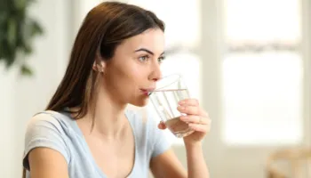 6 shenja që tregojnë se nuk po pini ujë të mjaftueshëm