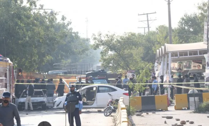 7 të vrarë në dy shpërthime buzë rrugës në Pakistanin Veriperëndimor