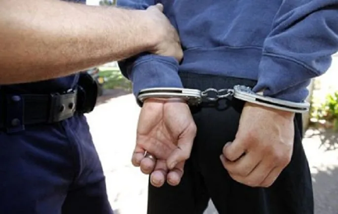 798 steka cigare kontrabandë dhe armë zjarri, arrestohet 34-vjeçari