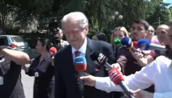 A i është hequr non-grata? Berisha ‘kyç gojën’ për gazetarët, pritet me duartrokitje në Kuvend nga opozita