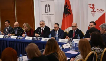 A mund të ketë vendime të pavarura kur ‘gjykimi’ bëhet edhe në opinionin publik? Konferencë me krerët e drejtësisë në Tiranë