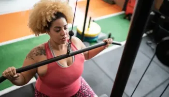 A mund t’ju ndihmojë ngritja e peshave të jetoni më gjatë? Ja çfarë thotë studimi