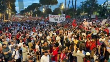 “Administrata bashkohuni me popullin”/ Thirrje për pjesëmarrje masive në protestën e sotme: Të jemi sa më shumë…