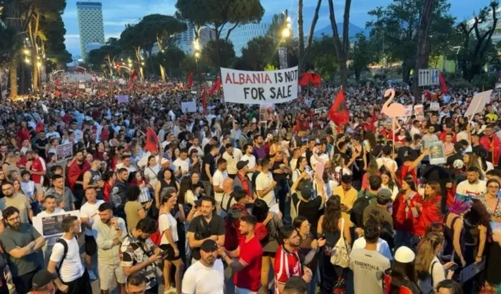 “Administrata bashkohuni me popullin”/ Thirrje për pjesëmarrje masive në protestën e sotme: Të jemi sa më shumë…