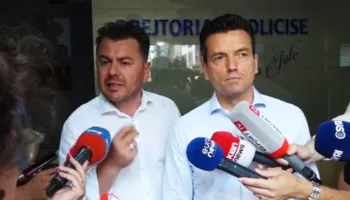 Agron Shehaj merr informacion në Drejtorinë e Policisë së Tiranës: 6 protestues të shoqëruar