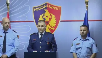 “Ajo trupë na turpëron të gjithëve”, Hita i ashpër me Policinë e Vlorës për Zvërnecin: U shfaq e fjetur…