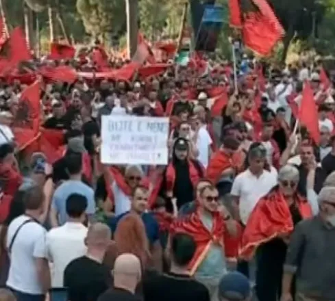 “AKEP dhe AKSHI kanë bllokuar rrjetet sociale”, aktivisti: Sot janë mbi 500 mijë shqiptarë në shesh!