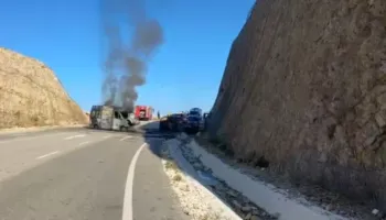 Aksident fatal në bypass-in e Vlorës/ Përplasen tre automjete, njëra përfshihet nga flakët, humb jetën një 40-vjeçar