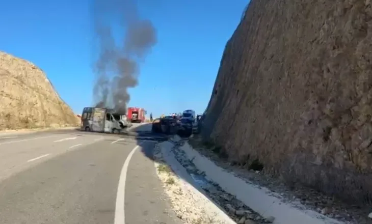 Aksident fatal në bypass-in e Vlorës/ Përplasen tre automjete, njëra përfshihet nga flakët, humb jetën një 40-vjeçar