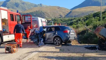 Aksident fatal në Delvinë/ Si pasojë e përplasjes së dy automjeteve, raportohet një i vdekur dhe tre të plagosur