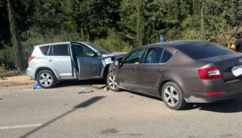 Aksident i dyfishtë në Dhërmi, 4 persona mbeten të plagosur nga përplasja e dy makinave