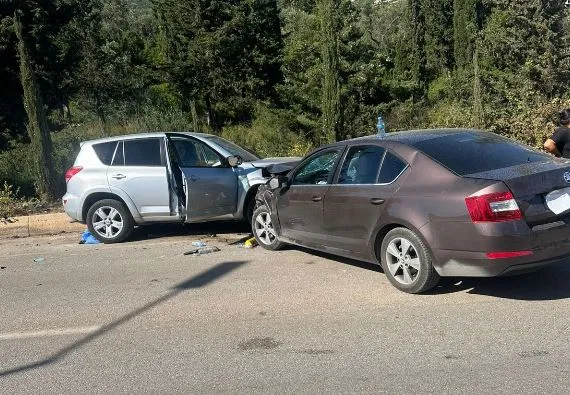 Aksident i dyfishtë në Dhërmi, 4 persona mbeten të plagosur nga përplasja e dy makinave