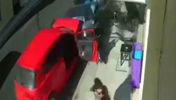 Aksident i frikshëm/ Makina del në sensin e kundërt dhe përplas mjetin e parkuar, reagimi i nënës është befasues merr..