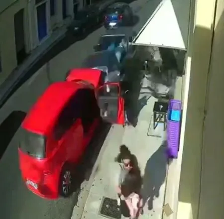 Aksident i frikshëm/ Makina del në sensin e kundërt dhe përplas mjetin e parkuar, reagimi i nënës është befasues merr..