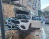 Aksident i frikshëm në Sarandë, makina çan barrierat e rrugës, shpëton mrekullisht turisti francez