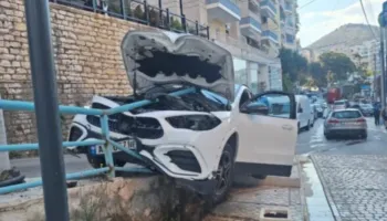 Aksident i frikshëm në Sarandë, makina çan barrierat e rrugës, shpëton mrekullisht turisti francez