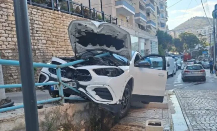 Aksident i frikshëm në Sarandë, makina çan barrierat e rrugës, shpëton mrekullisht turisti francez
