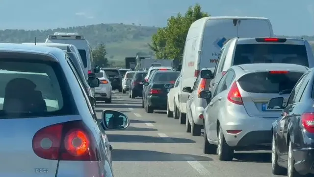 Aksident i rëndë në aksin Levan-Vlorë/ Radha e automjeteve bëhet kilometrike, rëndohet trafiku në autostradë
