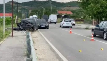 Aksident i rëndë në aksin Pogradec-Qafë Plloçë/ Makina del nga rruga dhe përplaset me trafik-ndarësen, një i lënduar