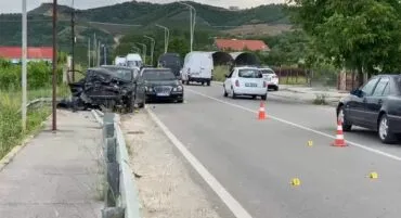 Aksident i rëndë në aksin Pogradec-Qafë Plloçë/ Makina del nga rruga dhe përplaset me trafik-ndarësen, një i lënduar