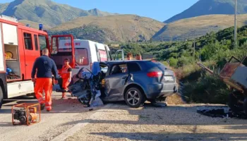 Aksident i rëndë në Delvinë, një i vdekur dhe tre të plagosur si pasojë e përplasjes së dy automjeteve