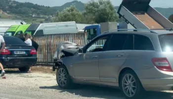 Aksident i trefishtë në autostradën Tiranë-Durrës, lëndohen 2 persona, rëndohet trafiku