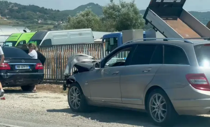 Aksident i trefishtë në autostradën Tiranë-Durrës, lëndohen 2 persona, rëndohet trafiku