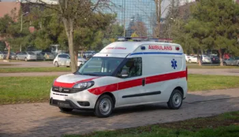 Aksident i trefishtë në Prishtinë/ Përplasen tre automjete, plagosen 5 persona