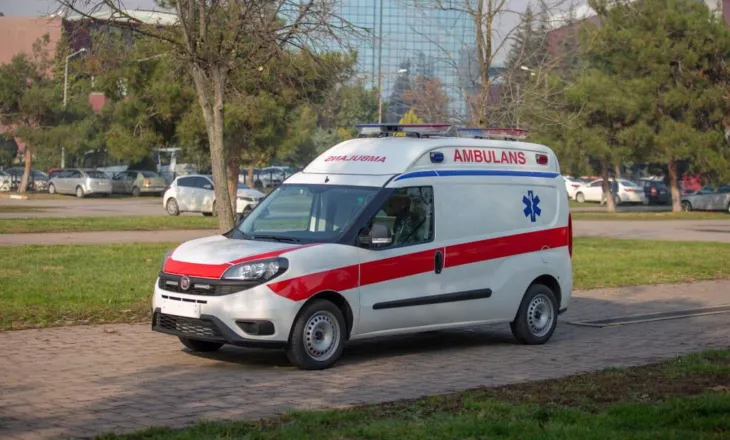 Aksident i trefishtë në Prishtinë/ Përplasen tre automjete, plagosen 5 persona