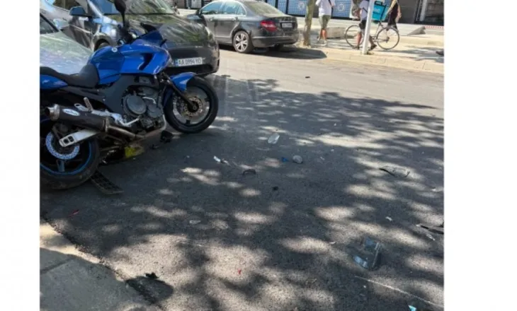 Aksident me motor në Vlorë, i plagosuri transportohet me urgjencë