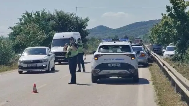 Aksident me tre të plagosur në aksin Pogradec-Lin, një person bllokohet brenda mjetit