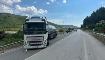 Aksident në aksin Elbasan-Peqin, përplasen kamioni dhe një ‘Golf’, plagoset drejtuesi
