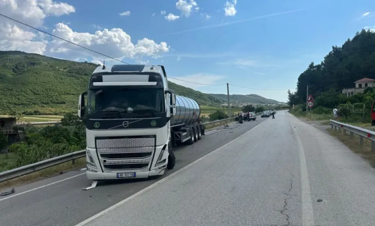 Aksident në aksin Elbasan-Peqin, përplasen kamioni dhe një ‘Golf’, plagoset drejtuesi