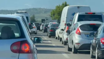 Aksident në aksin Levan–Vlorë, rëndohet trafiku në autostradë