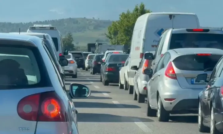 Aksident në aksin Levan–Vlorë, rëndohet trafiku në autostradë