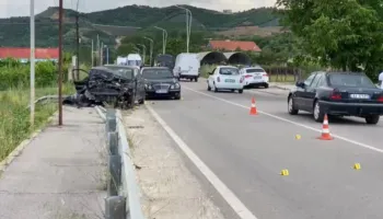 Aksident në aksin Pogradec–Qafë Plloçë/ Makina përplaset me trafikndarësen, lëndohet një person