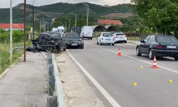 Aksident në aksin Pogradec–Qafë Plloçë/ Makina përplaset me trafikndarësen, lëndohet një person