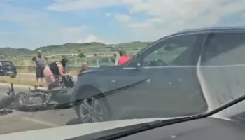 Aksident në aksin Vlorë-Panaja, plagoset drejtuesi i motorit