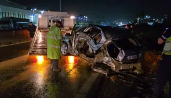 Aksident në autostradën Tiranë-Durrës/ Dy makina përplasen dhe përfundojnë në kanal, plagoset një person