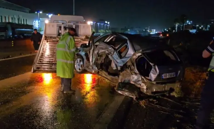 Aksident në autostradën Tiranë-Durrës/ Dy makina përplasen dhe përfundojnë në kanal, plagoset një person