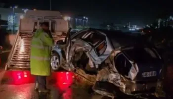 Aksident në autostradën Tiranë-Durrës/ Përplasen dy automjete dhe përfundojnë në kanal, plagosen dy persona