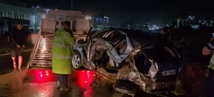 Aksident në autostradën Tiranë-Durrës/ Përplasen dy automjete dhe përfundojnë në kanal, plagosen dy persona