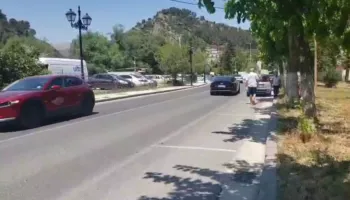 Aksident në Berat/ Turisti holandez përplaset në vijat e bardha nga motomjeti, shoferi shoqërohet në polici