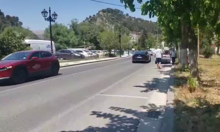 Aksident në Berat/ Turisti holandez përplaset në vijat e bardha nga motomjeti, shoferi shoqërohet në polici