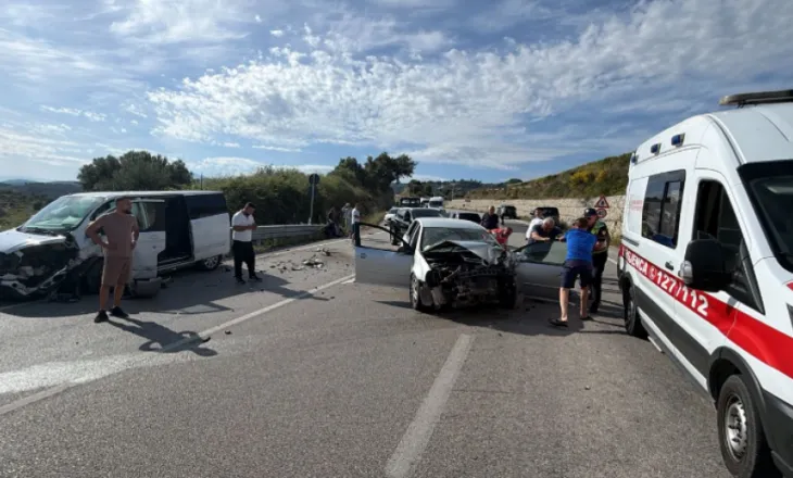 Aksident në bypass-in e Vlorës/ Makina përplaset me furgonin, një i plagosur në gjendje të rëndë